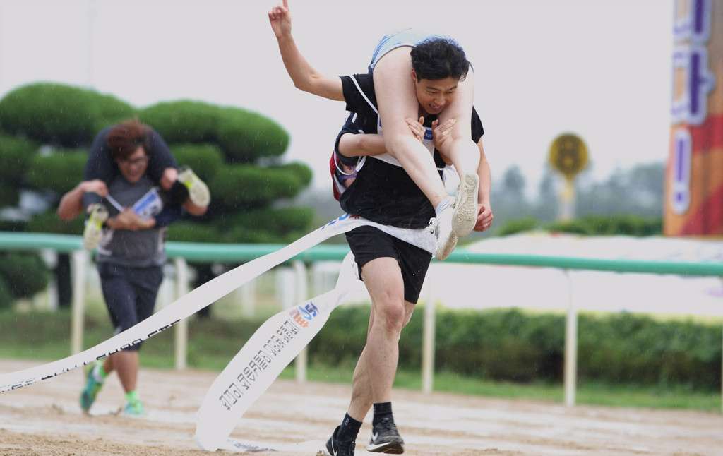 揭背老婆大赛:选手借妻参赛 冠军获海景房