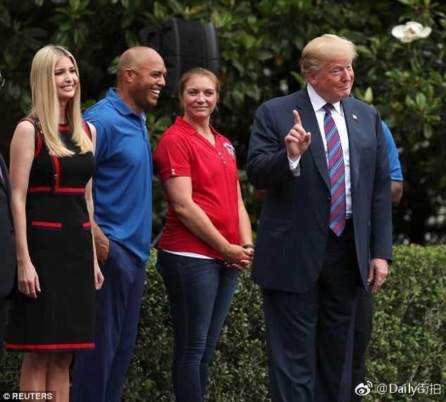 女儿伊万卡陪特朗普出席活动,身穿2200美金连