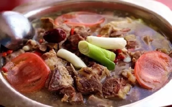 丽江腊排骨火锅:味蕾上的舞者