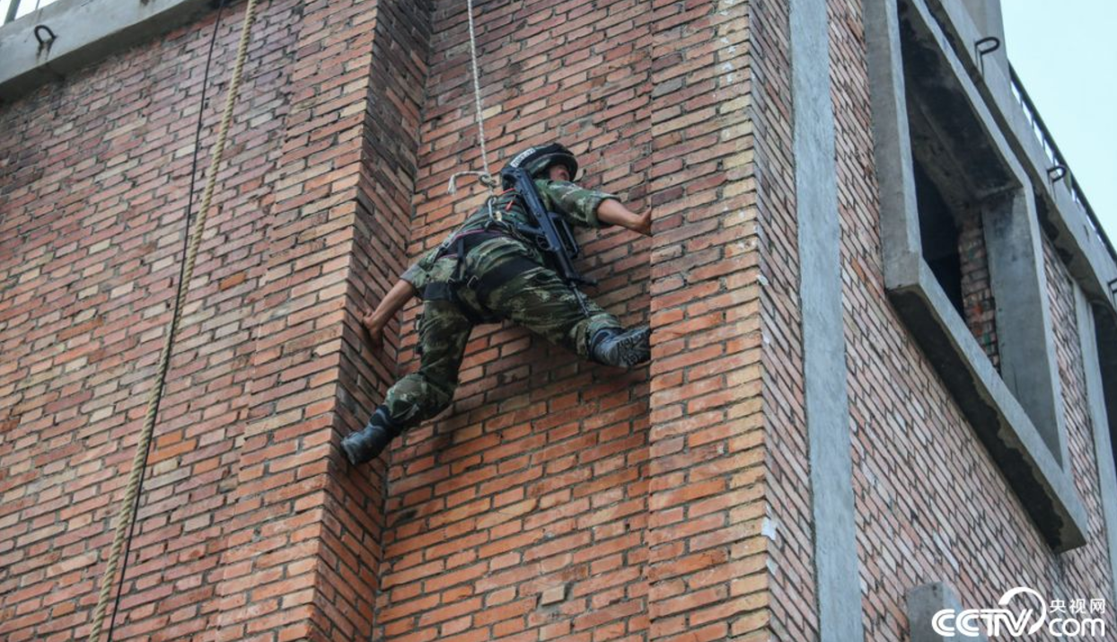 不只会飞檐走壁 武警"蜘蛛侠"还是神枪手