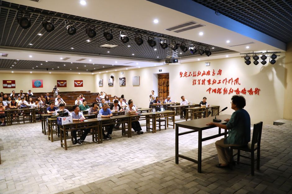 代表团在沂蒙红嫂纪念馆,听沂蒙红嫂王换于的孙女于爱梅,讲述奶奶爱党拥军的感人事迹。代表团成员们细心聆听,都被红嫂的英雄事迹深深打动。大众网记者 王长坤 摄