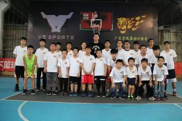 广东宏远篮球训练营深圳首站 大芬V5下起朱氏