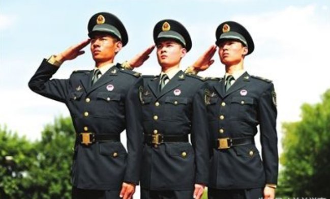 看完波兰,美国军人敬礼,再看看中国军人敬礼,网