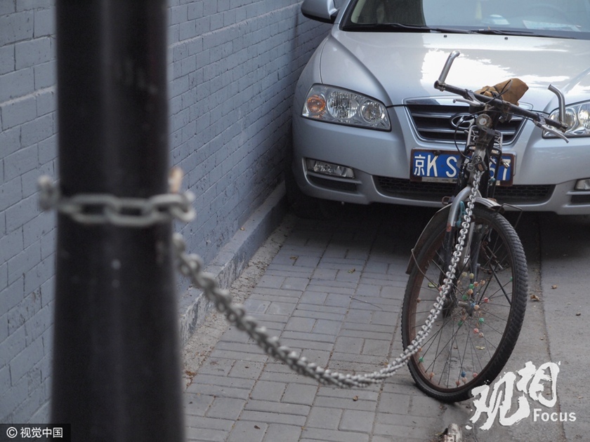 长长的铁链将自行车牢牢地困在原地，想跑没门。