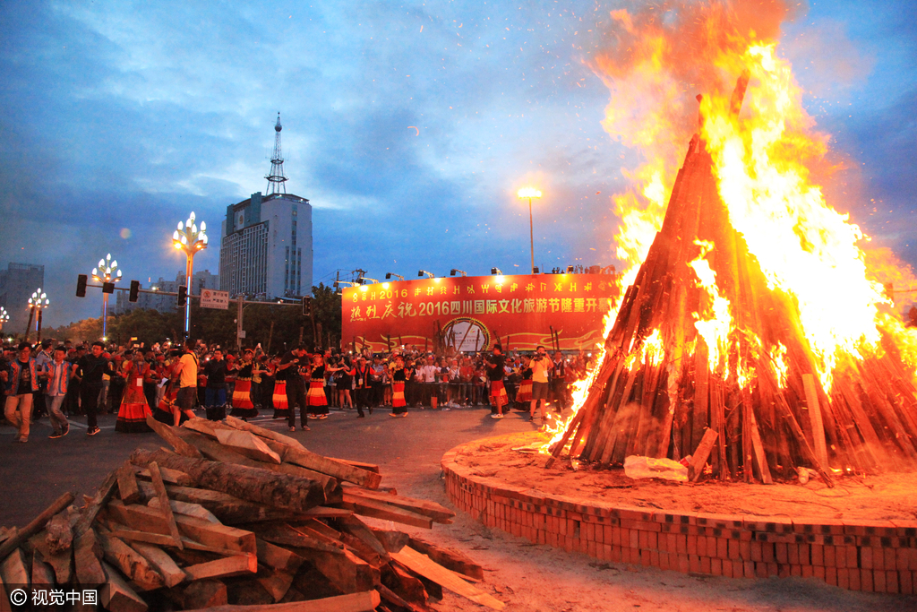 四川凉山彝族火把节万人空巷 数万民众点火狂欢