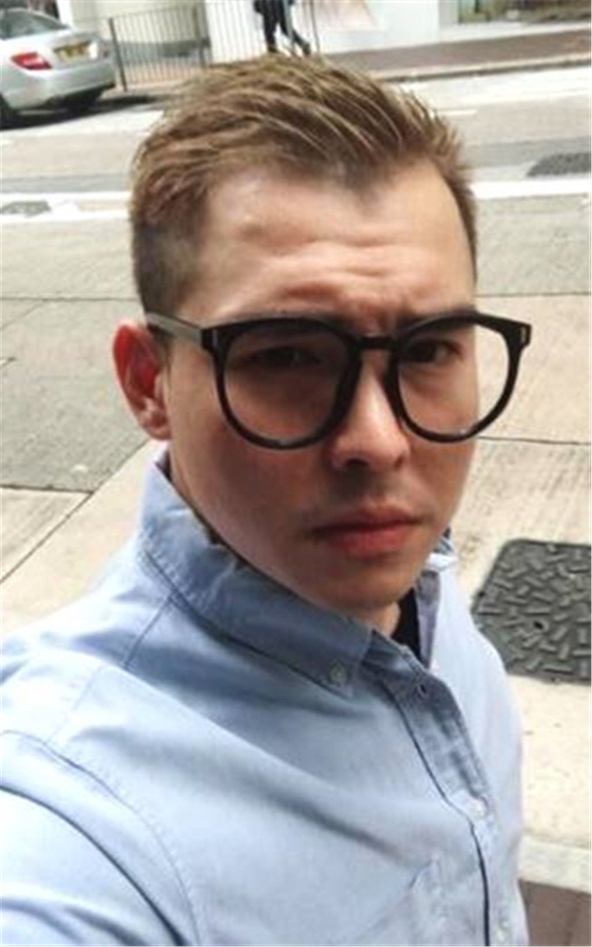 张柏芝33岁弟弟张柏文近照曝光 姐姐提携带进