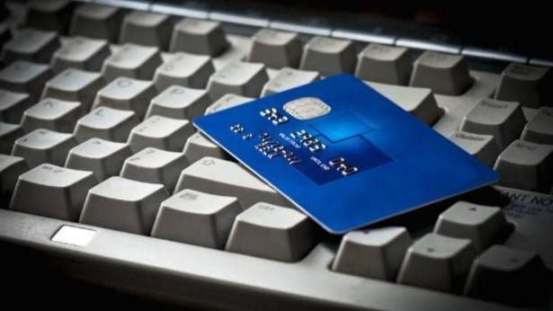 中国驴友日本非法登山被困;移民局严打配偶签