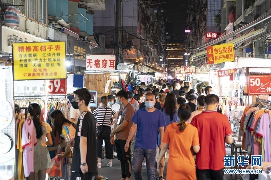 6月1日，市民在武汉保成路夜市消费休闲。