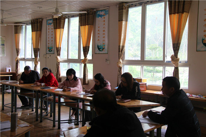 抱龙小学:开展作风建设民主生活座谈会