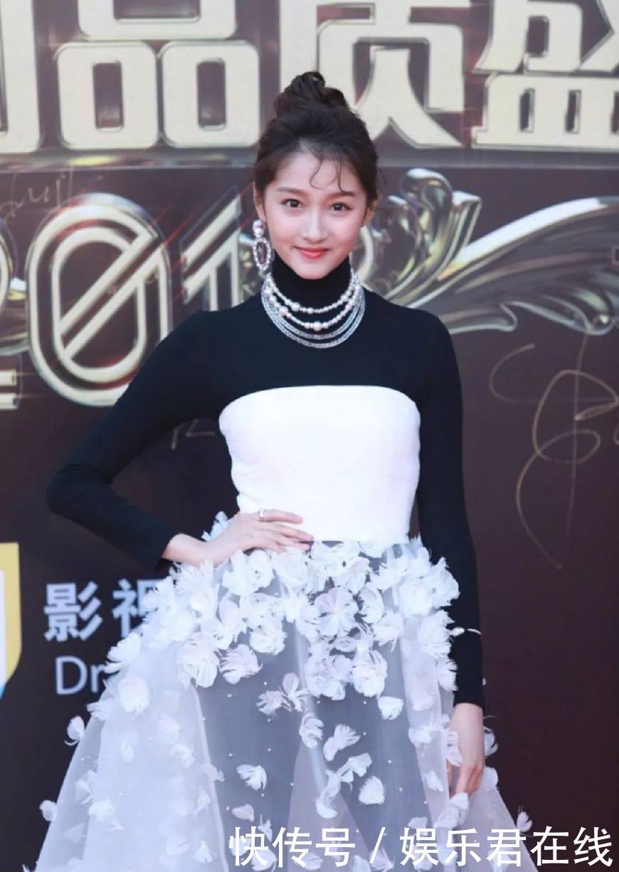 女明星抹胸裙大比拼,邓紫棋终于穿对了!而范冰