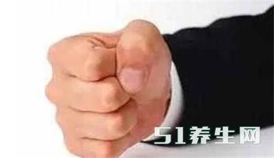 紧握拳头30秒, 手掌出现这个颜色, 表明你的血