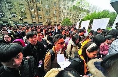 高考:大学毕业想考公务员,学这6个专业最吃香