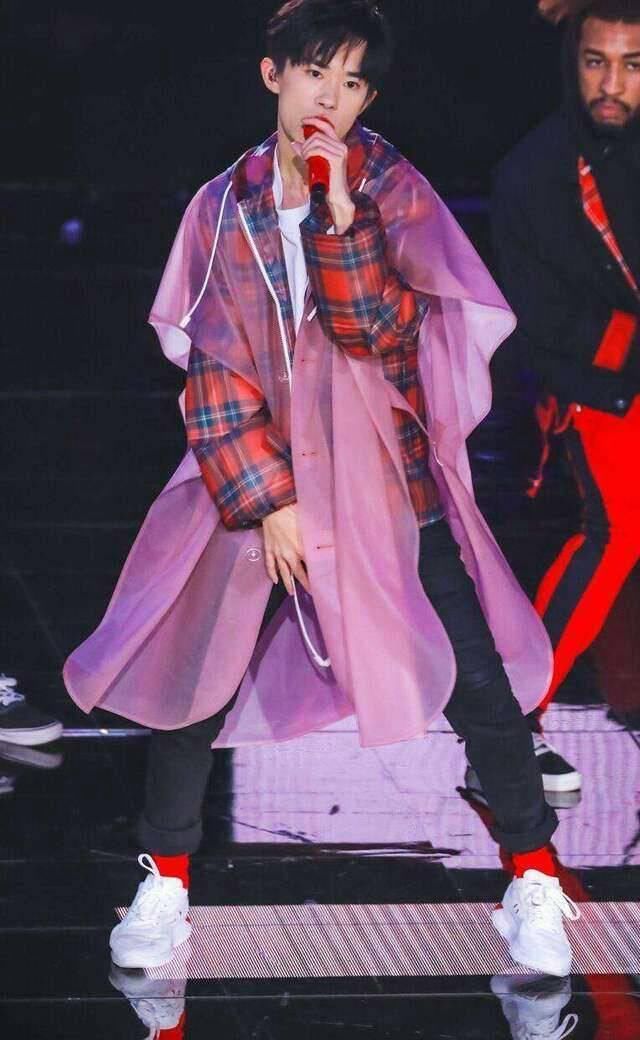 易烊千玺雨衣外穿,网友:这才是时尚界的扛把