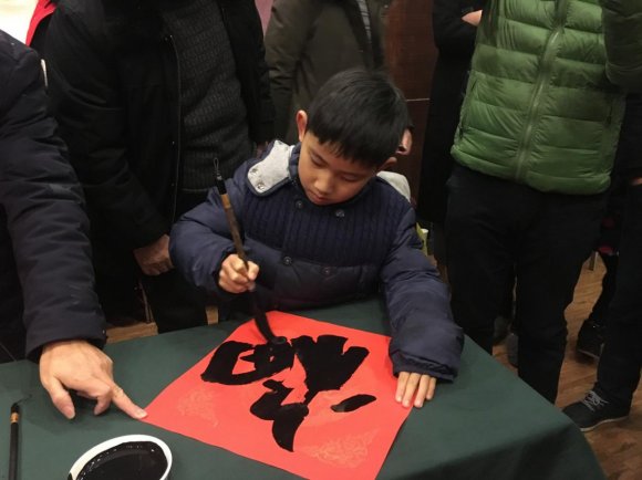 大写的服!7岁萌娃31秒灵气书法引众人围观