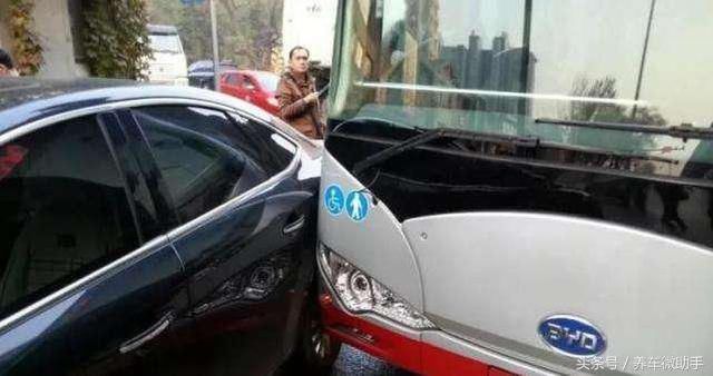 福特刮蹭公交车 看到公交车品牌后 司机愁的直跺脚