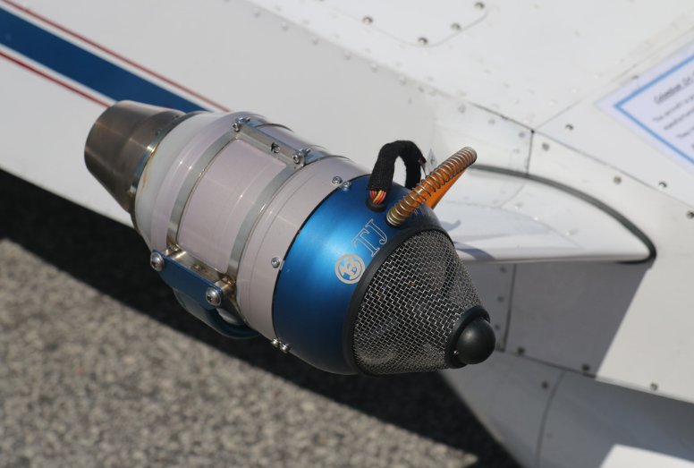 世界上最小的载人飞机:CriCri蟋蟀轻型飞机