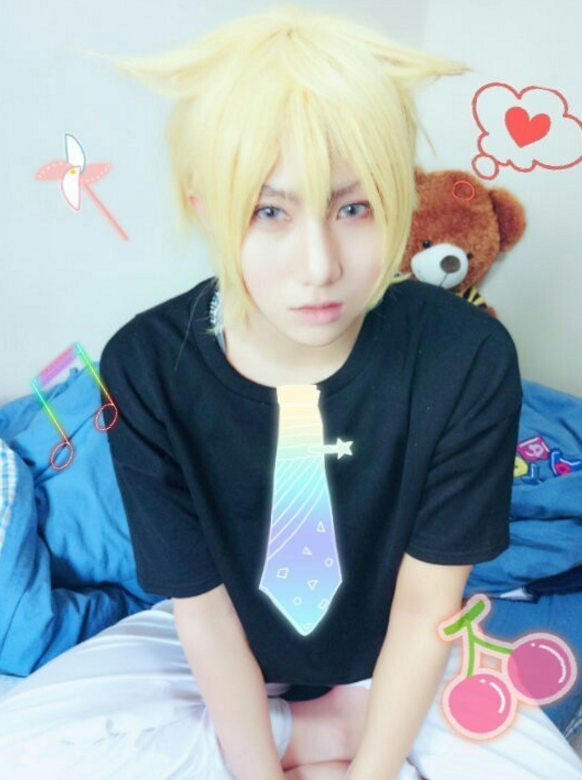 里约奥运会中国代表团人才辈出，花样游泳选手个个身材佳。梁馨枰被发现竟是美妆coser，自拍貌美，cos起来更是攻气十足。