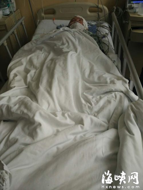 小陈的母亲躺在病床上,昏迷不醒.