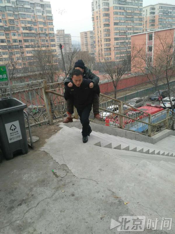 暖心消防员背老奶奶上9米高天桥 一路爬楼送回