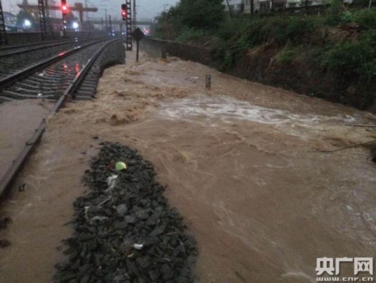 暴雨天气致列车延误 武汉铁路局全力抢通