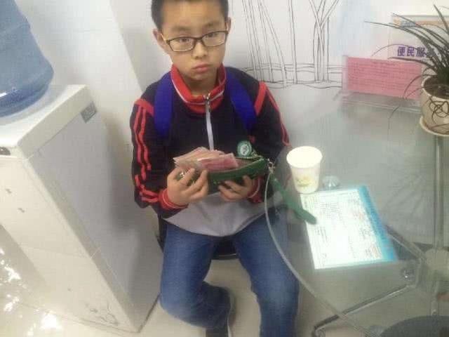 小学生捡到钱包,失主称少一千,学生伸出脚,失主