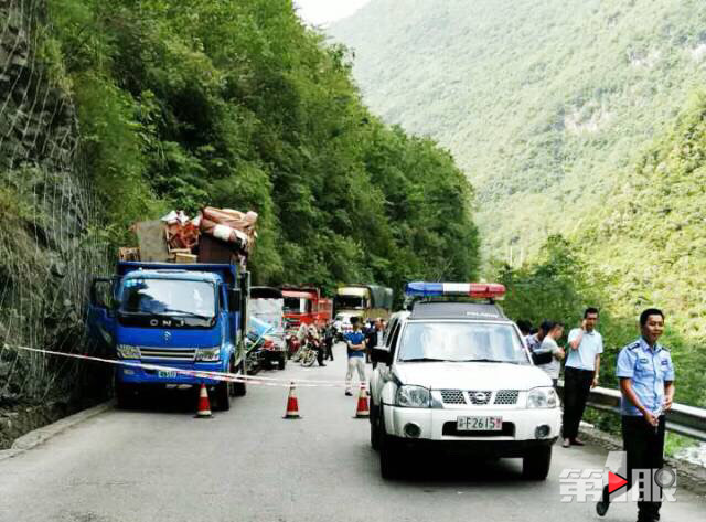 落石砸车致2人遇难 孕妇死前护住胎儿