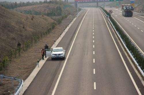 高速公路应急车道上更换轮胎竟被交警扣分