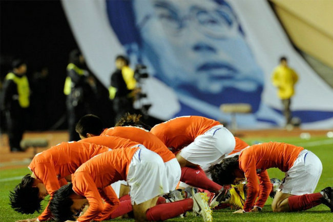 韩国"跪"文化:恒大曾令全北集体"下跪"谢罪