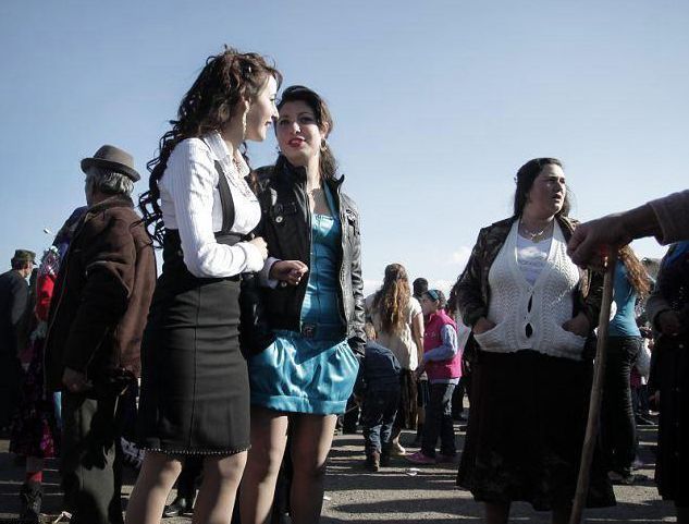 姑娘们第一次和男子相处，紧张之余又带着点好奇与兴奋。图中两位女子讲起了悄悄话。