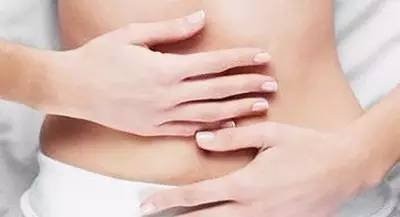 高中食堂板凳全部撤掉 节省了时间消耗了健康