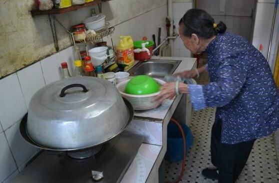 婆婆来照顾我坐月子总也不上桌吃饭,走进厨房