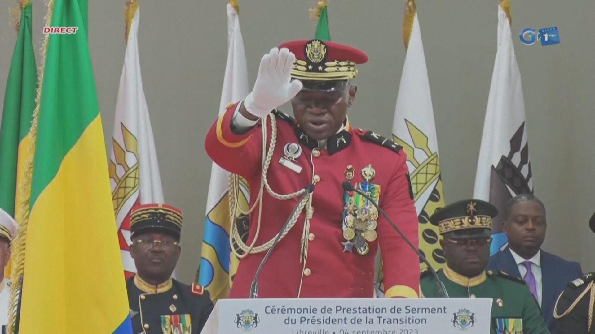 恩圭马宣誓就任加蓬过渡总统 称将组织新选举 恩圭马宣誓就任加蓬过渡总统 称将组织新选举