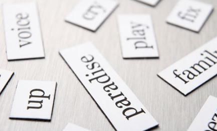 美国教师发表种族歧视言论,英语竟变成美国话