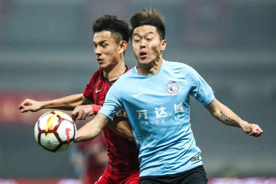 赛季最大冷门!一方掀翻恒大王朝,大连足球走在