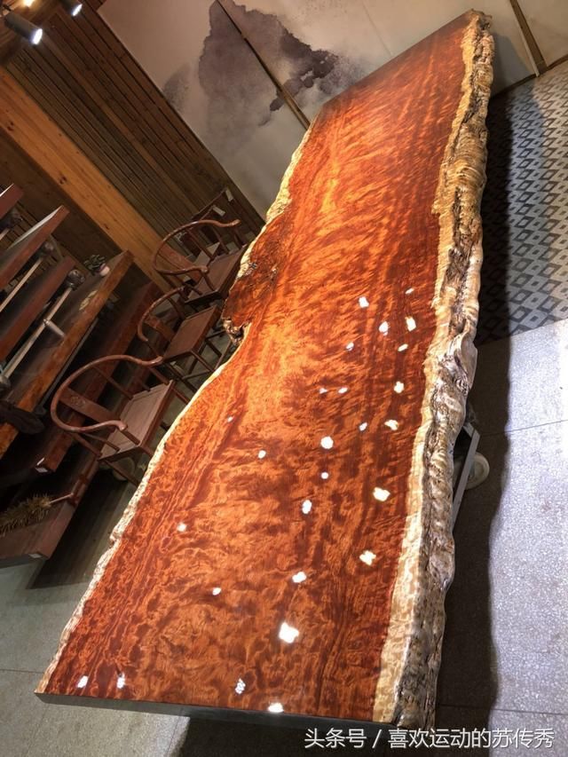 老板工厂倒闭没钱发工资,那木头抵债,工人却高