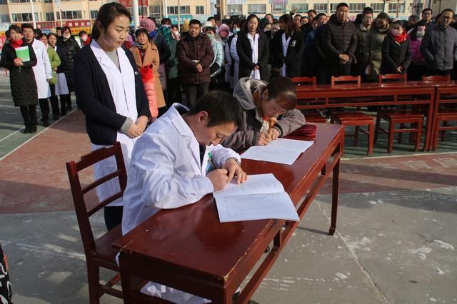 全县健康扶贫政策宣传暨冬季暖心服务活动启动