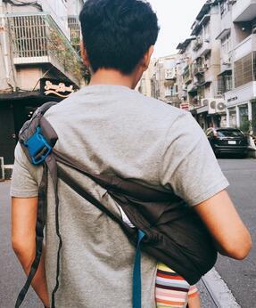 奶爸秦昊抱女出街遭评论:只顾耍帅 抱娃姿势不对