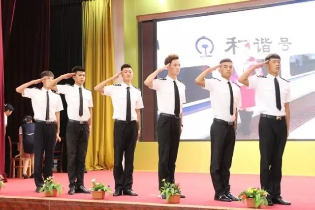 渭南市轨道交通运输高级技工学校招生说明会上学生专业技能展示登峰造极