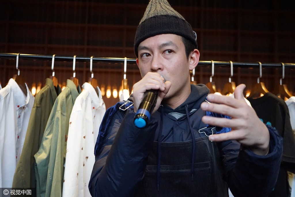 陈冠希办摄影展 背带裤配毛线帽再次撞脸赵本山