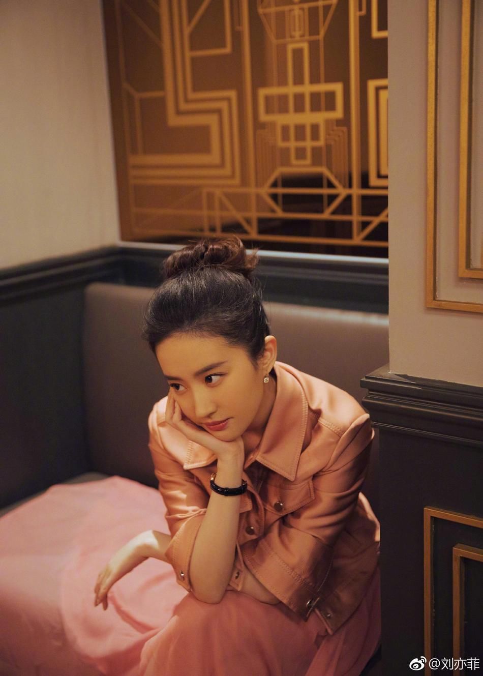 刘亦菲托腮沉思.