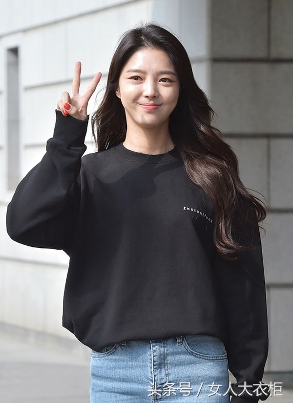 严贤京黑色卫衣配破洞牛仔裤,多了一份街头随