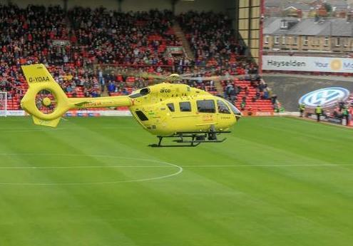 英甲球迷球场突发疾病 直升飞机出动+比赛宣布