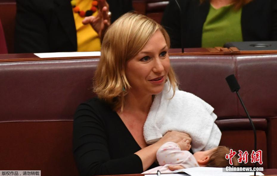 此前，这位母亲就因开会哺乳创造历史。5月9日，这名两个月大的婴儿因为首次在澳大利亚联邦议会上被议员妈妈喂奶而创造了历史。