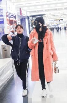 理命不同:热巴帮助理绑头发,助理跪在地上帮李小璐换鞋