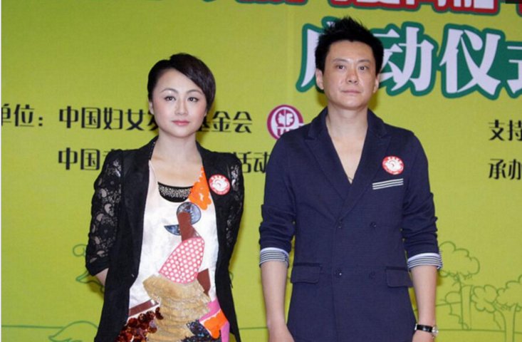 43岁曹颖和老公近照曝光,网友,"王斑口味好重!