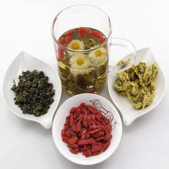 养肝茶之二:柠檬 水中加入柠檬,柠檬味酸,酸性可以促使肝脏生成胆汁