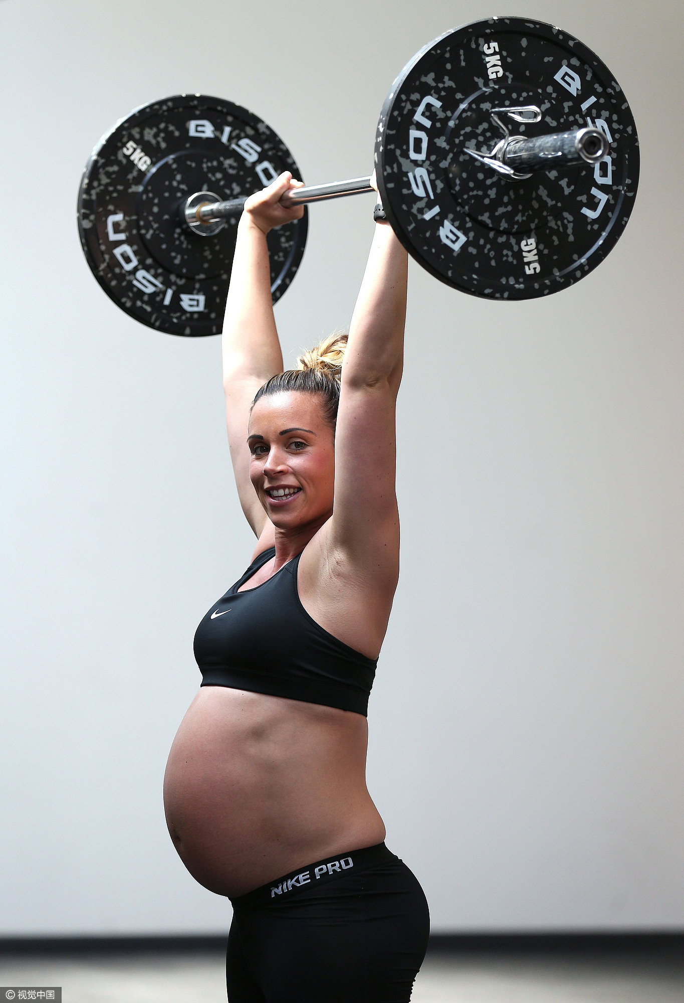 当地时间2016年8月16日，英国，29岁的Beki Gerrard 怀孕37周，预产期为拍照当月月底，她仍在坚持运动。