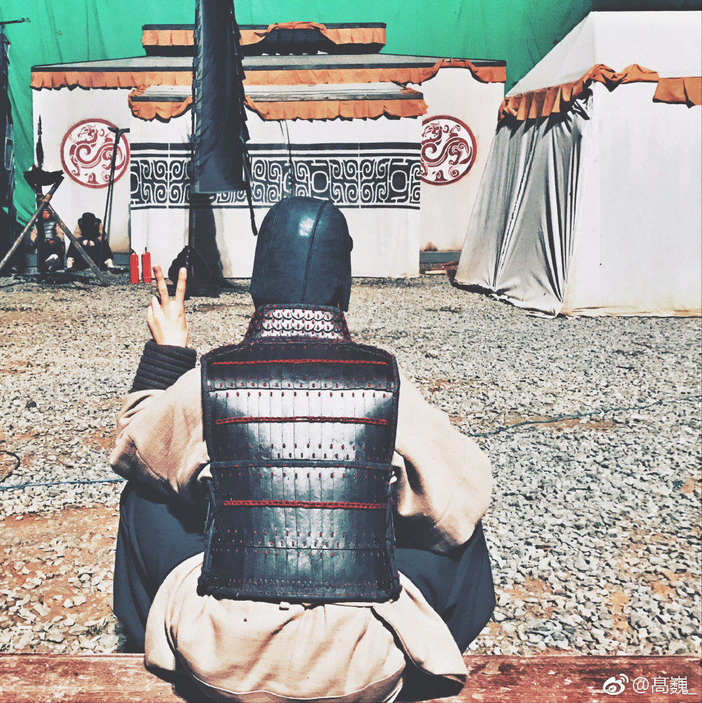 [马天宇][新闻]170506 马天宇拍夜戏 助理晒出背影照