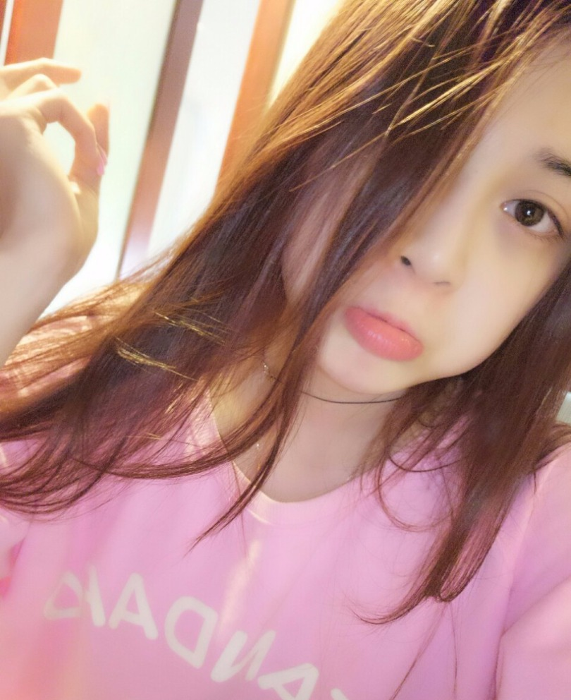 白山女子冰壶队三垒李博雅在冬运会期间因逆天颜值走红。近日，冰壶女神李博雅在微博上发出最新美照。