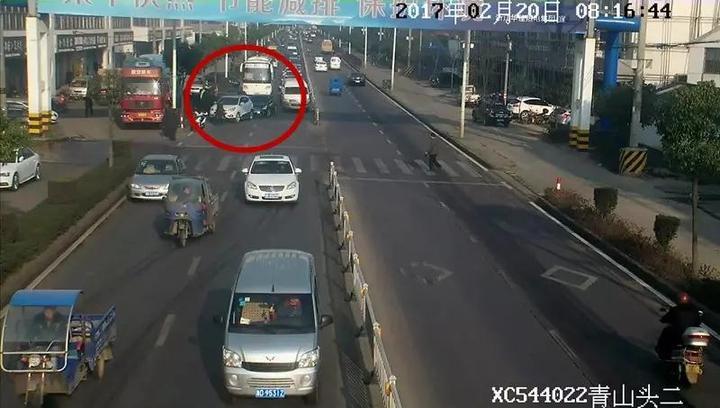 私家车顶协警狂奔一公里遭多名过路司机逼停救人